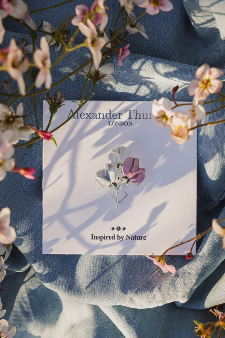 Erteblomst-brosje med håndemaljerte blomster